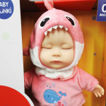 Пупс-сплюшка Baby Sunki Акула, мягкотелый, звук DS1845 Пупс-сплюшка Baby Sunki Акула, мягкотелый, звук DS1845